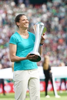 Annike Krahn mit dem DFB Pokal beim DFB Pokalfinale FC Bayern München -SV Werder Bremen am 01.05.2025 in Köln. Köln RheinEnergieSTADION Nordrhein-Westfalen Deutschland