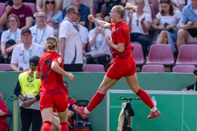 01.05.2025: FC Bayern München - SV Werder Bremen, DFB Pokal Frauen, Saison 2024 2025, Finale, im RheinEnergie Stadion in Köln. Münchens Lea Schüller jubelt nach ihrem Tor zum 1:0. Wichtiger Hinweis: Gemaess den Vorgaben der DFL Deutsche Fussball Liga bzw. des DFB Deutscher Fussball-Bund ist es untersagt, in dem Stadion und oder vom Spiel angefertigte Fotoaufnahmen in Form von Sequenzbildern und oder videoaehnlichen Fotostrecken zu verwerten bzw. verwerten zu lassen. Copyright: xDavidxInderliedx