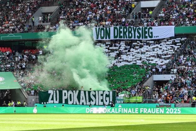Fußball I Frauen I Saison 2024-2025 I DFB-Pokal I Finale I FC Bayern München - SV Werder Bremen I 01.05.2025 Fans von Werder Bremen zünden Pyrotechnik vor dem Anpfiff Köln RheinEnergieStadion Nordrhein-Westfalen Deutschland Copyright: xLobeca InesxHähnelx