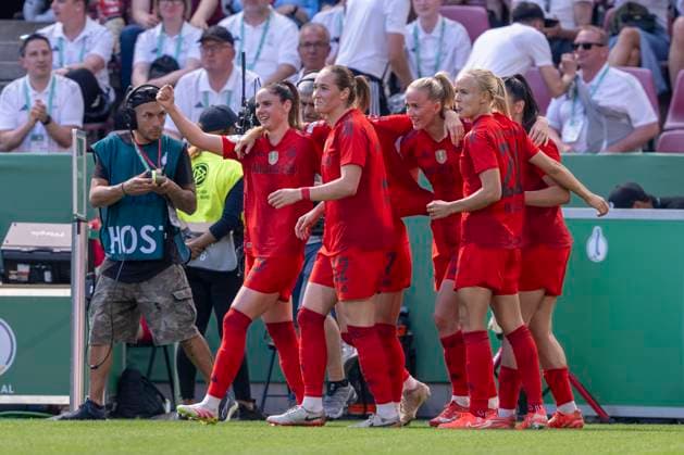 01.05.2025: FC Bayern München - SV Werder Bremen, DFB Pokal Frauen, Saison 2024 2025, Finale, im RheinEnergie Stadion in Köln. Münchens Lea Schüller jubelt nach ihrem Tor zum 1:0. Wichtiger Hinweis: Gemaess den Vorgaben der DFL Deutsche Fussball Liga bzw. des DFB Deutscher Fussball-Bund ist es untersagt, in dem Stadion und oder vom Spiel angefertigte Fotoaufnahmen in Form von Sequenzbildern und oder videoaehnlichen Fotostrecken zu verwerten bzw. verwerten zu lassen. Copyright: xDavidxInderliedx