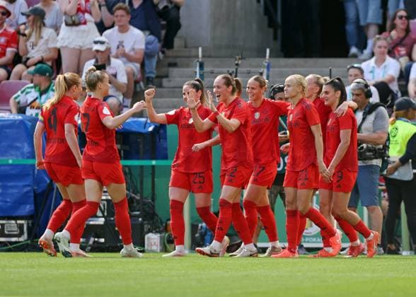 01.05.2025, xovx, Fußball Frauen DFB-Pokal Finale, FC Bayern München - SV Werder Bremen Jubel nach dem Tor zum 1:0 durch Lea Schüller (FC Bayern München) Köln Rhein-Energie-Stadion Nordrhein-Westfalen Deutschland (DE)