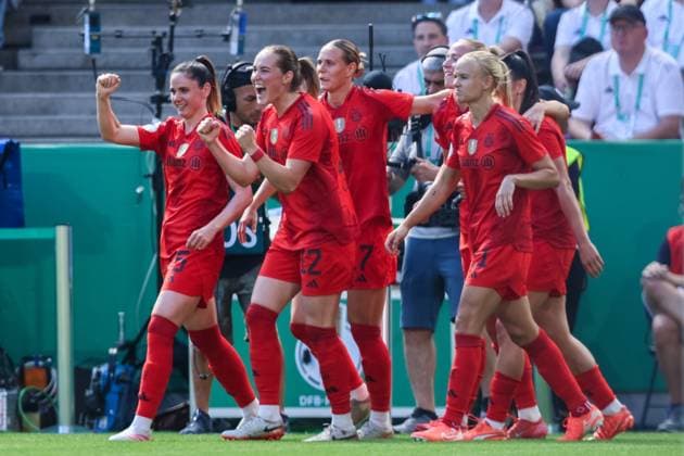 Fußball DFB Pokal Frauen Finale FC Bayern München - SV Werder Bremen am 01.05.2025 im RheinEnergieStadion in Köln Torjubel zum 1:0 durch Lea Schüller (München) DFB regulations prohibit any use of photographs as image sequences and or quasi-video.