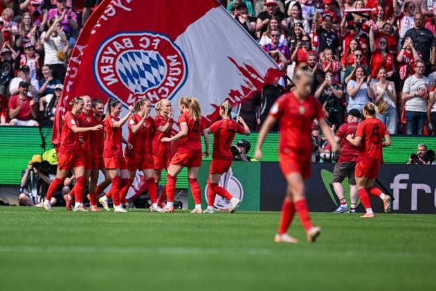01.05.2025, Fussball, DFB Pokalfinale der Frauen, Saison 2024 2025, FC Bayern München - SV Werder Bremen, Lea Schüller (FC Bayern München) freut sich über das Tor zum 1:0 mit der Mannschaft. xRHR-FOTO TKx Copyright: RHR-FOTOx RHR-FOTO TK