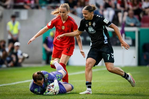 45. DFB-Pokal Finale der Frauen: FC Bayern München - SV Werder Bremen, 01.05.2025 Ena Mahmutovic (FC Bayern München, 32) rettet im Nachfassen vor Larissa Mühlhaus (SV Werder Bremen, 7), daneben blockt Perla Glodis Viggosdottir (FC Bayern München, 4); 45.? ?DFB-Pokal Finale der Frauen: FC Bayern München - SV Werder Bremen am 01.05.2025 im RheinEnergie-Stadion in Köln (Nordrhein-Westfalen). DFL REGULATIONS PROHIBIT ANY USE OF PHOTOGRAPHS AS IMAGE SEQUENCES AND OR QUASI-VIDEO. Copyright: xBEAUTIFULxSPORTS AxelxKohringx