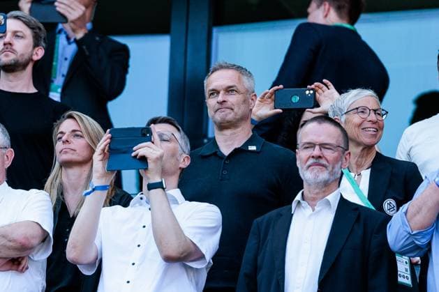 45. DFB-Pokal Finale der Frauen: FC Bayern München - SV Werder Bremen, 01.05.2025 Nia Künzer (Sportdirektorin Deutschland DFB), Christian Wück (Bundestrainer Deutschland) und Sabine Mammitzsch (Vizepräsidentin für Frauen- und Mädchenfussball DFB) 45. DFB-Pokal Finale der Frauen: FC Bayern München - SV Werder Bremen, Köln, RheinEnergiestadion, 01.05.2025 Copyright: xBEAUTIFULxSPORTS Wunderlx