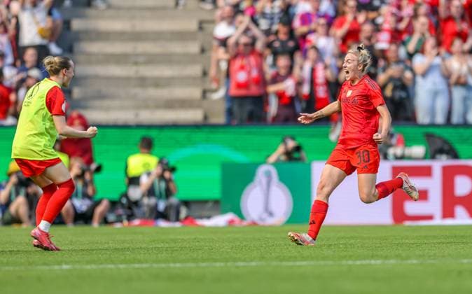 GER, Köln, FC Bayern München vs Werder Bremen, DFB-Pokal Frauen, Fussball, DFB, Spielzeit 2024 2025, Rhein-Energie-Stadion, Finale, im Bild: Lea Schüller (FC Bayern München Frauen 11) erzielt das 1:0 im Pokalfinale und jubelt mit dem Team , mit Carolin Simon (FC Bayern München Frauen 30) DFB DFL REGULATIONS PROHIBIT ANY USE OF PHOTOGRAPHS AS IMAGE SEQUENCES AND OR QUASI-VIDEO, 01.05.2025, Copyright: HMBxMedia HendrikxHamelau