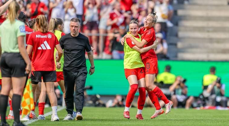 GER, Köln, FC Bayern München vs Werder Bremen, DFB-Pokal Frauen, Fussball, DFB, Spielzeit 2024 2025, Rhein-Energie-Stadion, Finale, im Bild v.l.: Carolin Simon (FC Bayern München Frauen 30) jubelt über das 1:0 DFB DFL REGULATIONS PROHIBIT ANY USE OF PHOTOGRAPHS AS IMAGE SEQUENCES AND OR QUASI-VIDEO, 01.05.2025, Copyright: HMBxMedia HendrikxHamelau
