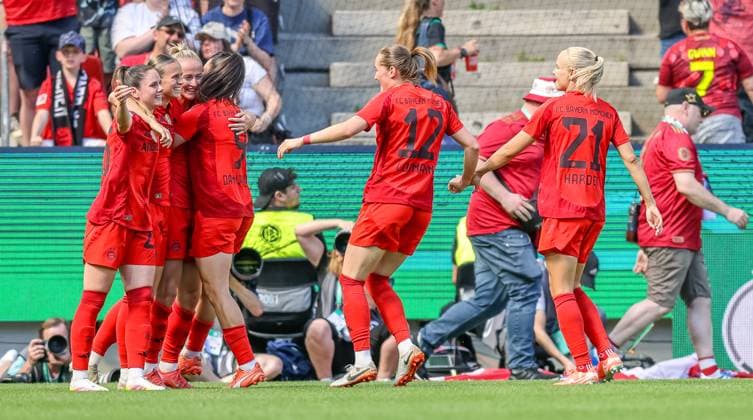 GER, Köln, FC Bayern München vs Werder Bremen, DFB-Pokal Frauen, Fussball, DFB, Spielzeit 2024 2025, Rhein-Energie-Stadion, Finale, im Bild: Lea Schüller (FC Bayern München Frauen 11) erzielt das 1:0 im Pokalfinale und jubelt mit dem Team DFB DFL REGULATIONS PROHIBIT ANY USE OF PHOTOGRAPHS AS IMAGE SEQUENCES AND OR QUASI-VIDEO, 01.05.2025, Copyright: HMBxMedia HendrikxHamelau