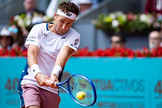 Sport Bilder des Tages Mutua Madrid Open 2025 Casper Ruud of Norway plays a backhand in his Men s Singles Quarter-Final match against Daniil Medvedev at the Mutua Madrid Open 2025 tournament celebrated at La Caja Magica on May 01, 2025 in Madrid, Spain. Madrid La Caja Magica Madrid Spain Copyright: xAlbertoxGardinx AGardin_20250501_Mutua_Madrid_Open_0113