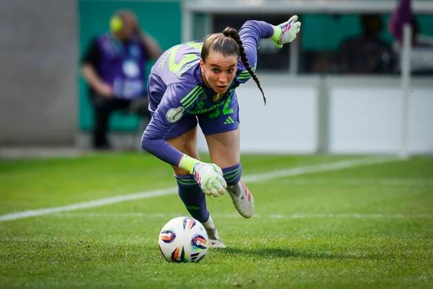 45. DFB-Pokal Finale der Frauen: FC Bayern München - SV Werder Bremen, 01.05.2025 Ena Mahmutovic (FC Bayern München, 32) im Nachfassen; 45.? ?DFB-Pokal Finale der Frauen: FC Bayern München - SV Werder Bremen am 01.05.2025 im RheinEnergie-Stadion in Köln (Nordrhein-Westfalen). DFL REGULATIONS PROHIBIT ANY USE OF PHOTOGRAPHS AS IMAGE SEQUENCES AND OR QUASI-VIDEO. Copyright: xBEAUTIFULxSPORTS AxelxKohringx