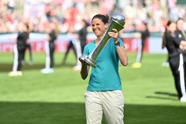 Annike Krahn präsentiert den DFB Pokal, 01.05.2025, Köln (Deutschland), Fussball, DFB-Pokal Frauen, FC Bayern München - SV Werder Bremen, DFB DFL REGULATIONS PROHIBIT ANY USE OF PHOTOGRAPHS AS IMAGE SEQUENCES AND OR QUASI-VIDEO.