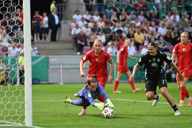 Ena Mahmutovic (FCB, 32) hält den Ball, 01.05.2025, Köln (Deutschland), Fussball, DFB-Pokal Frauen, FC Bayern München - SV Werder Bremen, DFB DFL REGULATIONS PROHIBIT ANY USE OF PHOTOGRAPHS AS IMAGE SEQUENCES AND OR QUASI-VIDEO.