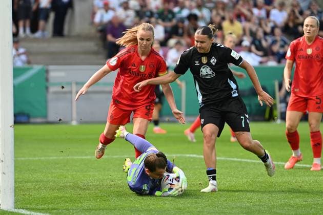 Ena Mahmutovic (FCB, 32) hält den Ball, 01.05.2025, Köln (Deutschland), Fussball, DFB-Pokal Frauen, FC Bayern München - SV Werder Bremen, DFB DFL REGULATIONS PROHIBIT ANY USE OF PHOTOGRAPHS AS IMAGE SEQUENCES AND OR QUASI-VIDEO.