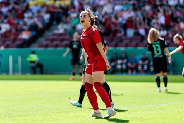 45. DFB-Pokal Finale der Frauen: FC Bayern München - SV Werder Bremen, 01.05.2025 Giulia Gwinn (FC Bayern München, 7) jubelt nach dem 1:0 Tor durch Lea Schüller (FC Bayern München, 11) 45. DFB-Pokal Finale der Frauen: FC Bayern München - SV Werder Bremen, Köln, RheinEnergiestadion, 01.05.2025 Copyright: xBEAUTIFULxSPORTS Wunderlx