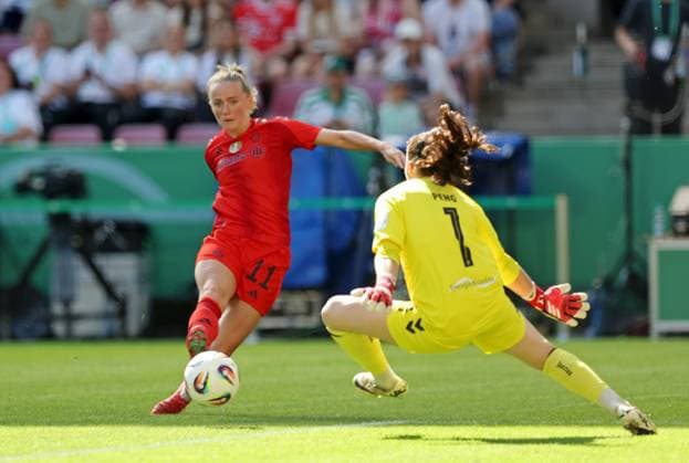 01.05.2025, xovx, Fußball Frauen DFB-Pokal Finale, FC Bayern München - SV Werder Bremen v.l. Lea Schüller (FC Bayern München), Livia Peng (SV Werder Bremen) Köln Rhein-Energie-Stadion Nordrhein-Westfalen Deutschland (DE)