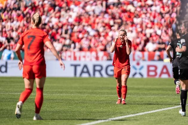 GER, DFB Pokal Finale Frauen, FC Bayern - Werder Bremen 01.05.2025, RheinEnergieSTADION, Köln, GER, DFB Pokal Finale Frauen, FC Bayern - Werder Bremen im Bild: Lea Schüller Schueller (FC Bayern München, 11) Gestik, Mimik, Emotionen, Finger an den Kopf, nachdenken