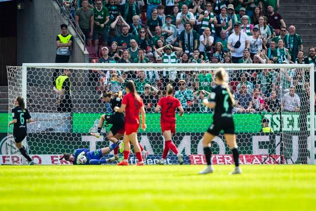 GER, DFB Pokalfinale, FC Bayern Muenchen vs Werder Bremen 01.05.2025, Rhein-Energie-Stadion, GER, DFB Pokalfinale, FC Bayern Muenchen vs Werder Bremen im Bild Ena Mahmutovic (FC Bayern 32) hält den Ball fest,