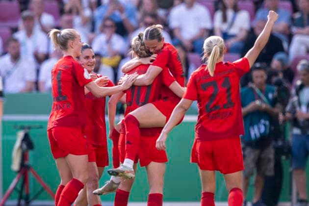01.05.2025: FC Bayern München - SV Werder Bremen, DFB Pokal Frauen, Saison 2024 2025, Finale, im RheinEnergie Stadion in Köln. Münchens Carolin Simon jubelt nach ihrem Tor zum 2:0. Wichtiger Hinweis: Gemaess den Vorgaben der DFL Deutsche Fussball Liga bzw. des DFB Deutscher Fussball-Bund ist es untersagt, in dem Stadion und oder vom Spiel angefertigte Fotoaufnahmen in Form von Sequenzbildern und oder videoaehnlichen Fotostrecken zu verwerten bzw. verwerten zu lassen. Copyright: xDavidxInderliedx