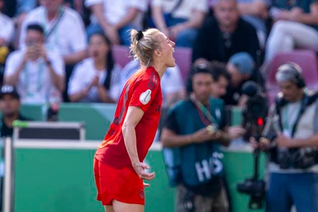 01.05.2025: FC Bayern München - SV Werder Bremen, DFB Pokal Frauen, Saison 2024 2025, Finale, im RheinEnergie Stadion in Köln. Münchens Carolin Simon jubelt nach ihrem Tor zum 2:0. Wichtiger Hinweis: Gemaess den Vorgaben der DFL Deutsche Fussball Liga bzw. des DFB Deutscher Fussball-Bund ist es untersagt, in dem Stadion und oder vom Spiel angefertigte Fotoaufnahmen in Form von Sequenzbildern und oder videoaehnlichen Fotostrecken zu verwerten bzw. verwerten zu lassen. Copyright: xDavidxInderliedx
