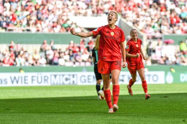 Carolin Simon (30 FC Bayern) jubelt über das Tor zum 2-0 beim DFB Pokalfinale FC Bayern München -SV Werder Bremen am 01.05.2025 in Köln. Köln RheinEnergieSTADION Nordrhein-Westfalen Deutschland