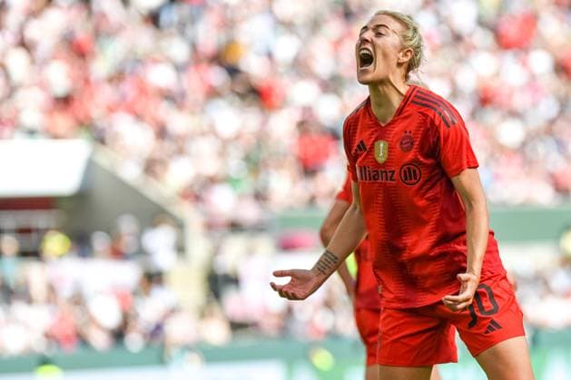 Carolin Simon (30 FC Bayern) jubelt über das Tor zum 2-0 beim DFB Pokalfinale FC Bayern München -SV Werder Bremen am 01.05.2025 in Köln. Köln RheinEnergieSTADION Nordrhein-Westfalen Deutschland