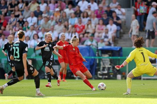 01.05.2025, xovx, Fußball Frauen DFB-Pokal Finale, FC Bayern München - SV Werder Bremen v.l. Hanna Nemeth (SV Werder Bremen), Ricarda Walkling (SV Werder Bremen), Carolin Simon (FC Bayern München) mit dem Tor zum 2:0, Livia Peng (SV Werder Bremen) Köln Rhein-Energie-Stadion Nordrhein-Westfalen Deutschland (DE)
