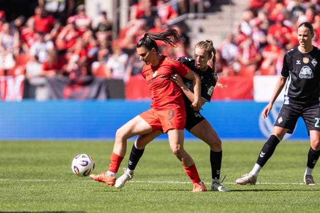 GER, DFB Pokal Finale Frauen, FC Bayern - Werder Bremen 01.05.2025, RheinEnergieSTADION, Köln, GER, DFB Pokal Finale Frauen, FC Bayern - Werder Bremen im Bild: Zweikampf zwischen Jovana DamnjanoviÄ‡ Damnjanovic (FC Bayern München, 9) und Kaylie Ronan (SV Werder Bremen, 4)