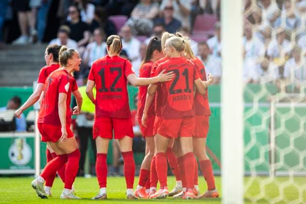 GER, DFB Pokalfinale, FC Bayern Muenchen vs Werder Bremen 01.05.2025, Rhein-Energie-Stadion, GER, DFB Pokalfinale, FC Bayern Muenchen vs Werder Bremen im Bild Torjubel FC Bayern Frauen über den Treffer zum 2:0 durch Carolin Simon (FC Bayern 30),