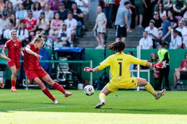 45. DFB-Pokal Finale der Frauen: FC Bayern München - SV Werder Bremen, 01.05.2025 Carolin Simon (FC Bayern München, 30) schießt das 2:0 gegen Livia Peng (SV Werder Bremen, 1) 45. DFB-Pokal Finale der Frauen: FC Bayern München - SV Werder Bremen, Köln, RheinEnergiestadion, 01.05.2025 Copyright: xBEAUTIFULxSPORTS Wunderlx