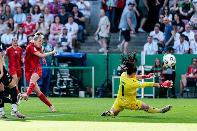 45. DFB-Pokal Finale der Frauen: FC Bayern München - SV Werder Bremen, 01.05.2025 Carolin Simon (FC Bayern München, 30) schießt das 2:0 gegen Livia Peng (SV Werder Bremen, 1) 45. DFB-Pokal Finale der Frauen: FC Bayern München - SV Werder Bremen, Köln, RheinEnergiestadion, 01.05.2025 Copyright: xBEAUTIFULxSPORTS Wunderlx