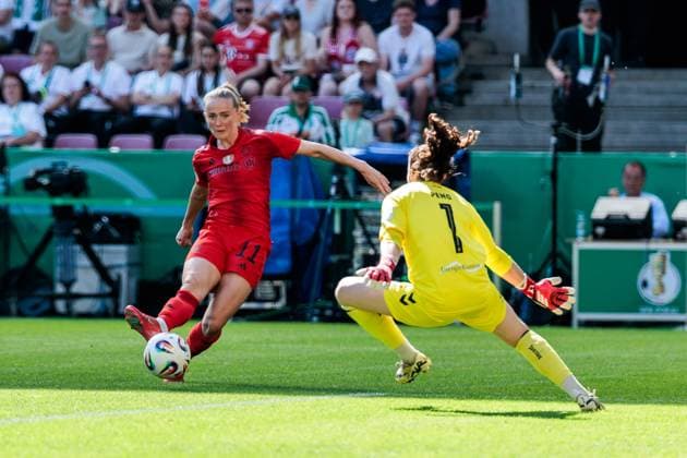 45. DFB-Pokal Finale der Frauen: FC Bayern München - SV Werder Bremen, 01.05.2025 Zweikampf Lea Schüller (FC Bayern München, 11), Livia Peng (SV Werder Bremen, 1) 45. DFB-Pokal Finale der Frauen: FC Bayern München - SV Werder Bremen, Köln, RheinEnergiestadion, 01.05.2025 Copyright: xBEAUTIFULxSPORTS Wunderlx