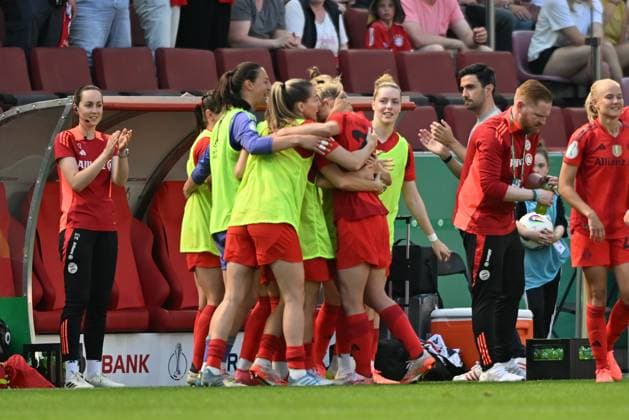 Carolin Simon (FCB, 30) bejubelt ihr 2:0 mit der Ersatzbank, 01.05.2025, Köln (Deutschland), Fussball, DFB-Pokal Frauen, FC Bayern München - SV Werder Bremen, DFB DFL REGULATIONS PROHIBIT ANY USE OF PHOTOGRAPHS AS IMAGE SEQUENCES AND OR QUASI-VIDEO.
