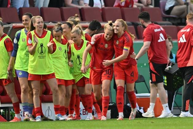 Carolin Simon (FCB, 30) bejubelt ihr 2:0 mit der Ersatzbank Wird von Glodis Viggosdottir (FCB, 4) umarmt, 01.05.2025, Köln (Deutschland), Fussball, DFB-Pokal Frauen, FC Bayern München - SV Werder Bremen, DFB DFL REGULATIONS PROHIBIT ANY USE OF PHOTOGRAPHS AS IMAGE SEQUENCES AND OR QUASI-VIDEO.