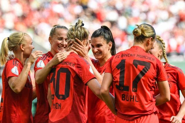 Fußball I Frauen I Saison 2024-2025 I DFB-Pokal I Finale I FC Bayern München - SV Werder Bremen I 01.05.2025 Torjubel nach dem 2:0 durch Carolin Simon (30, FC Bayern München) mit Pernille Harder (21, FC Bayern München), Lea Schüller (11, FC Bayern München), Jovana Damnjanovic (9, FC Bayern München), Klara Bühl (17, FC Bayern München) und Giulia Gwinn (7, FC Bayern München) Köln RheinEnergieStadion Nordrhein-Westfalen Deutschland Copyright: xLobeca InesxHähnelx