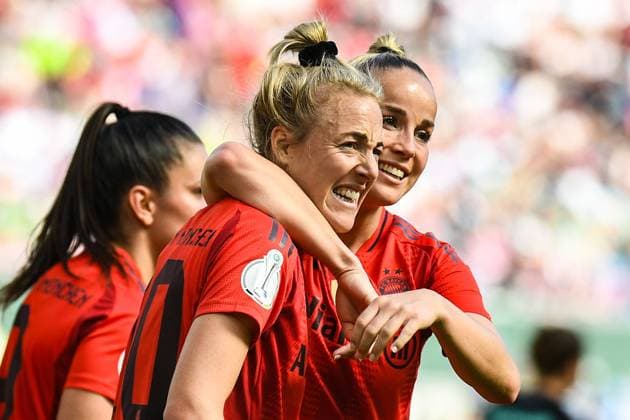 Fußball I Frauen I Saison 2024-2025 I DFB-Pokal I Finale I FC Bayern München - SV Werder Bremen I 01.05.2025 Torjubel Carolin Simon (30, FC Bayern München) und Giulia Gwinn (7, FC Bayern München) nach dem Tor zum 2:0 durch Simon Köln RheinEnergieStadion Nordrhein-Westfalen Deutschland Copyright: xLobeca InesxHähnelx