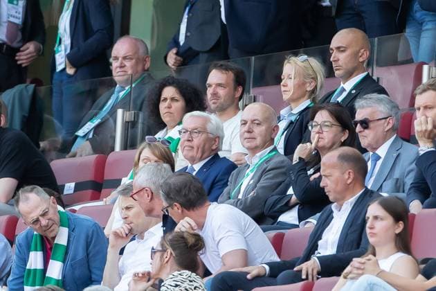 Bundespraesident Frank-Walter Steinmeier und DFB-Praesident Bernd Neuendorf schauen waehrend des DFB Pokalfinales der Frauen zwischen FC Bayern Muenchen und Werder Bremen, Rhein-Energie-Stadion am 01. May 2025 in Köln, Deutschland. (Foto von Mario Hommes DeFodi Images) +++ Bundespraesident Frank-Walter Steinmeier und DFB-Praesident Bernd Neuendorf look on during the DFB Women s Cup Final match between FC Bayern Muenchen and Werder Bremen at Rhein-Energie-Stadion on May 1, 2025 in Cologne, Germany. (Photo by Mario Hommes DeFodi Images) DFB DFL REGULATIONS PROHIBIT ANY USE OF PHOTOGRAPHS AS IMAGE SEQUENCES AND OR QUASI-VIDEO. (Photo by Mario Hommes DeFodi Images)