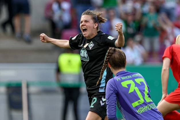 v.li.: Torschützin Rieke Dieckmann (SV Werder Bremen, 22) mit Torjubel, Jubel, jubeln, jubelt, optimistisch, Spielszene, Highlight, Freude über das Tor zum 2:1, DIE DFB-RICHTLINIEN UNTERSAGEN JEGLICHE NUTZUNG VON FOTOS ALS SEQUENZBILDER UND ODER VIDEOÄHNLICHE FOTOSTRECKEN. DFB REGULATIONS PROHIBIT ANY USE OF PHOTOGRAPHS AS IMAGE SEQUENCES AND OR QUASI-VIDEO., 01.05.2025, Köln (Deutschland), Fussball, DFB-Pokal Finale Frauen, FC Bayern München - SV Werder Bremen