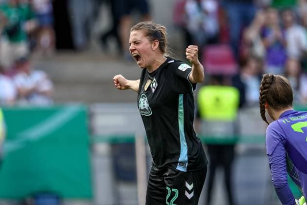 v.li.: Torschützin Rieke Dieckmann (SV Werder Bremen, 22) mit Torjubel, Jubel, jubeln, jubelt, optimistisch, Spielszene, Highlight, Freude über das Tor zum 2:1, DIE DFB-RICHTLINIEN UNTERSAGEN JEGLICHE NUTZUNG VON FOTOS ALS SEQUENZBILDER UND ODER VIDEOÄHNLICHE FOTOSTRECKEN. DFB REGULATIONS PROHIBIT ANY USE OF PHOTOGRAPHS AS IMAGE SEQUENCES AND OR QUASI-VIDEO., 01.05.2025, Köln (Deutschland), Fussball, DFB-Pokal Finale Frauen, FC Bayern München - SV Werder Bremen