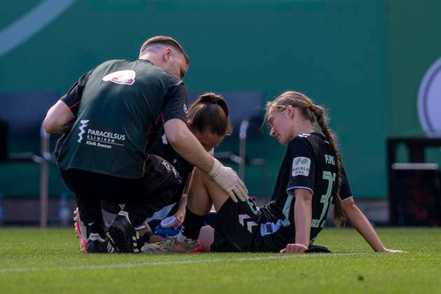01.05.2025: FC Bayern München - SV Werder Bremen, DFB Pokal Frauen, Saison 2024 2025, Finale, im RheinEnergie Stadion in Köln. Bremens Maria Penner wird behandelt. Wichtiger Hinweis: Gemaess den Vorgaben der DFL Deutsche Fussball Liga bzw. des DFB Deutscher Fussball-Bund ist es untersagt, in dem Stadion und oder vom Spiel angefertigte Fotoaufnahmen in Form von Sequenzbildern und oder videoaehnlichen Fotostrecken zu verwerten bzw. verwerten zu lassen. Copyright: xDavidxInderliedx