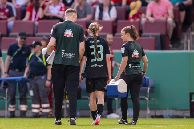 01.05.2025: FC Bayern München - SV Werder Bremen, DFB Pokal Frauen, Saison 2024 2025, Finale, im RheinEnergie Stadion in Köln. Bremens Maria Penner wird behandelt. Wichtiger Hinweis: Gemaess den Vorgaben der DFL Deutsche Fussball Liga bzw. des DFB Deutscher Fussball-Bund ist es untersagt, in dem Stadion und oder vom Spiel angefertigte Fotoaufnahmen in Form von Sequenzbildern und oder videoaehnlichen Fotostrecken zu verwerten bzw. verwerten zu lassen. Copyright: xDavidxInderliedx