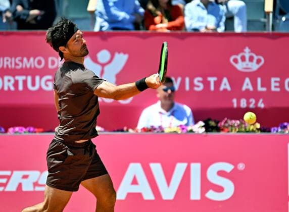 Der Portugiese Gastao Elias unterliegt im Achtelfinale der Estoril Open. Estoril Open, ATP, Tennis Herren 175 Challenge Tour, 01-05-2025, Achtelfinale: Im Achtelfinale der Estoril Open in Portugal unterliegt der Portugiese Gastao ELIAS dem Chilenen Nicolas Jarry und verpasst das Viertelfinale des Sandplatzturniers. Estoril Estoril Tenis Club Lisbon Portugal