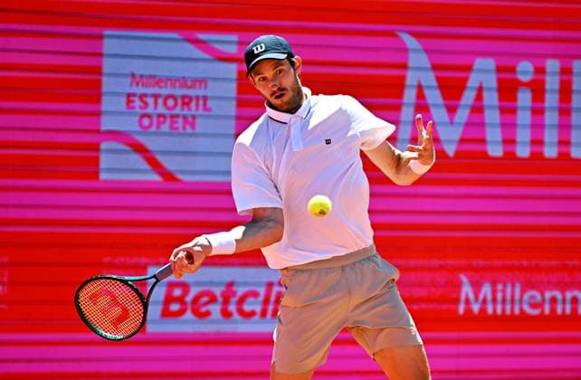 Sport Bilder des Tages Der Chilene Nicolas Jerry erreicht das Viertelfinale der Estoril Open. Estoril Open, ATP, Tennis Herren 175 Challenge Tour, 01-05-2025, Achtelfinale: Im Achtelfinale der Estoril Open in Portugal besiegt der Chilen Nicolas Jarry den Portugiese Gastao ELIAS knapp in drei Sätzen und zieht in das Viertelfinale des Sandplatzturniers. ein. Estoril Estoril Tenis Club Lisbon Portugal