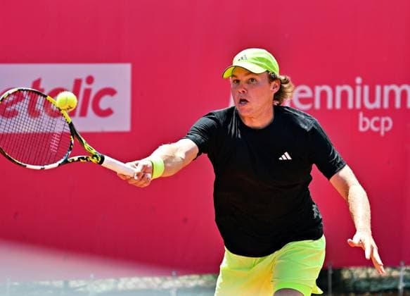 Der an Position zwei gesetzte Amerikaner Alex Michelsen erreicht das Viertelfinale der Estoril Open. Estoril Open, ATP, Tennis Herren 175 Challenge Tour, 01-05-2025, Achtelfinale: Im Achtelfinale der Estoril Open in Portugal besiegt der an Position zwei gesetzte US-Amerikaner Alex MICHELSEN den Italiener Giovanni Fonio und erreicht das Viertelfinale des Sandplatzturniers. Estoril Estoril Tenis Club Lisbon Portugal