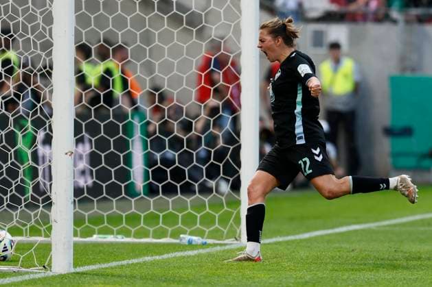 45. DFB-Pokal Finale der Frauen: FC Bayern München - SV Werder Bremen, 01.05.2025 Torjubel nach dem Anschlusstreffer zum 2:1 durch Rieke Dieckmann (SV Werder Bremen, 22); 45.? ?DFB-Pokal Finale der Frauen: FC Bayern München - SV Werder Bremen am 01.05.2025 im RheinEnergie-Stadion in Köln (Nordrhein-Westfalen). DFL REGULATIONS PROHIBIT ANY USE OF PHOTOGRAPHS AS IMAGE SEQUENCES AND OR QUASI-VIDEO. Copyright: xBEAUTIFULxSPORTS AxelxKohringx