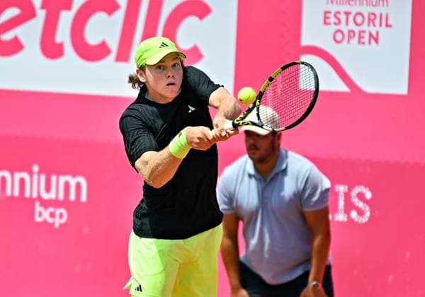 Der an Position zwei gesetzte Amerikaner Alex Michelsen erreicht das Viertelfinale der Estoril Open. Estoril Open, ATP, Tennis Herren 175 Challenge Tour, 01-05-2025, Achtelfinale: Im Achtelfinale der Estoril Open in Portugal besiegt der an Position zwei gesetzte US-Amerikaner Alex MICHELSEN den Italiener Giovanni Fonio und erreicht das Viertelfinale des Sandplatzturniers. Estoril Estoril Tenis Club Lisbon Portugal