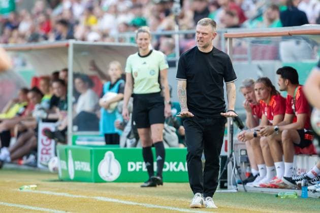 Trainer Alexander Straus (FC Bayern Muenchen) schaut waehrend des DFB Pokalfinales der Frauen zwischen FC Bayern Muenchen und Werder Bremen, Rhein-Energie-Stadion am 01. May 2025 in Köln, Deutschland. (Foto von Mario Hommes DeFodi Images) +++ Trainer Alexander Straus (FC Bayern Muenchen) looks on during the DFB Women s Cup Final match between FC Bayern Muenchen and Werder Bremen at Rhein-Energie-Stadion on May 1, 2025 in Cologne, Germany. (Photo by Mario Hommes DeFodi Images) DFB DFL REGULATIONS PROHIBIT ANY USE OF PHOTOGRAPHS AS IMAGE SEQUENCES AND OR QUASI-VIDEO. (Photo by Mario Hommes DeFodi Images)