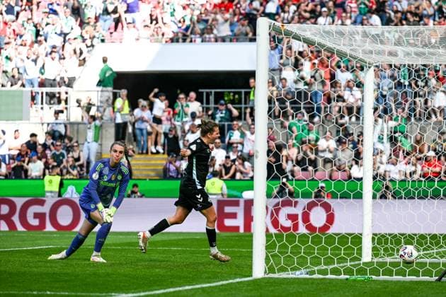 Rieke Dieckmann (SV Werder Bremen, 22) bejubelt das Tor zum 2:1, dahinter Ena Mahmutovic (FC Bayern Muenchen), GER, 45. DFB-Pokal Finale der Frauen, FC Bayern Muenchen vs. SV Werder Bremen, 01.05.2025. DFB REGULATIONS PROHIBIT ANY USE OF PHOTOGRAPHS as IMAGE SEQUENCES and or QUASI-VIDEO. GER, 45. DFB-Pokal Finale der Frauen, FC Bayern Muenchen vs. SV Werder Bremen, 01.05.2025. Köln Copyright: xEibner-Pressefoto FlorianxWiegandx EP_FWD