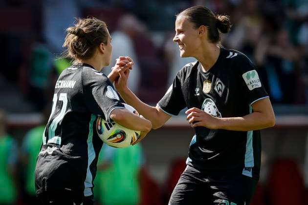 45. DFB-Pokal Finale der Frauen: FC Bayern München - SV Werder Bremen, 01.05.2025 Torjubel mir Hanna Nemeth (SV Werder Bremen, 23) nach dem Anschlusstreffer zum 2:1 durch Rieke Dieckmann (SV Werder Bremen, 22); 45.? ?DFB-Pokal Finale der Frauen: FC Bayern München - SV Werder Bremen am 01.05.2025 im RheinEnergie-Stadion in Köln (Nordrhein-Westfalen). DFL REGULATIONS PROHIBIT ANY USE OF PHOTOGRAPHS AS IMAGE SEQUENCES AND OR QUASI-VIDEO. Copyright: xBEAUTIFULxSPORTS AxelxKohringx