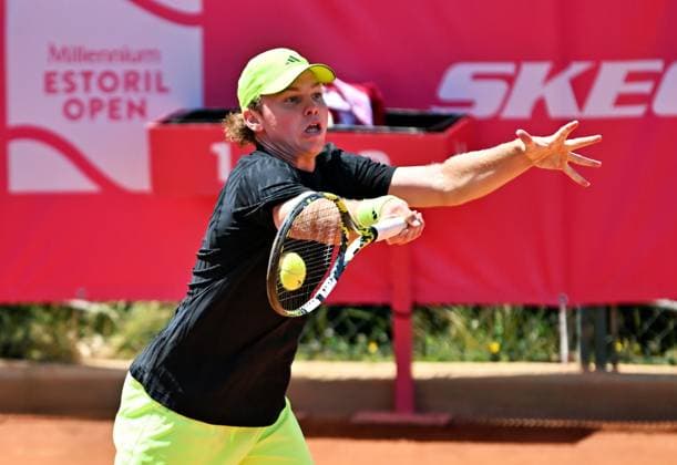 Der an Position zwei gesetzte Amerikaner Alex Michelsen erreicht das Viertelfinale der Estoril Open. Estoril Open, ATP, Tennis Herren 175 Challenge Tour, 01-05-2025, Achtelfinale: Im Achtelfinale der Estoril Open in Portugal besiegt der an Position zwei gesetzte US-Amerikaner Alex MICHELSEN den Italiener Giovanni Fonio und erreicht das Viertelfinale des Sandplatzturniers. Estoril Estoril Tenis Club Lisbon Portugal