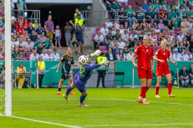 Köln, Deutschland 01. Mai 2025: DFB Pokal - Finale - Frauen - 2024 2025 - FC Bayern München vs. SV Werder Bremen Im Bild: v.li. Torhüterin Ena Mahmutovic (Bayern München) beim Tor von Rieke Dieckmann (Werder Bremen) DFB regulations prohibit any use of photographs as image sequences and or quasi-video RheinEnergie Stadion Nordrhein Westfalen Copyright: xFotostandx xSchäferx
